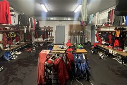 Okrádal hokejisty během tréninku. Recidivista nakradl věci za 130 tisíc korun