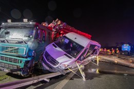 Praskla mu pneumatika a na silnici vypadlo naložené dřevo. Zranili se čtyři lidé