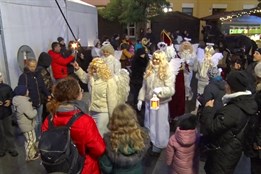 Mikuláš s družinou přijel obdarovat hodonínské děti