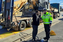 Řídil i přes zákaz řízení a vydával se za příbuzného. Kontroly nákladních aut odhalily několik prohřešků