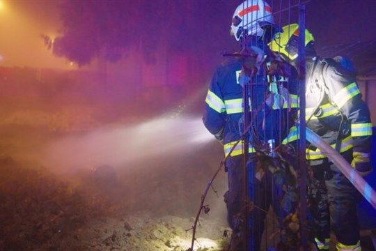 Z hořící budovy na Opavsku museli hasiči vynést dvě tlakové lahve a ochladit je