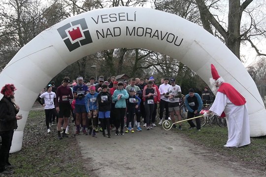 Mikulášský běh rozhýbal dospělé a pomohl dětem