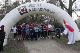 Mikulášský běh rozhýbal dospělé a pomohl dětem
