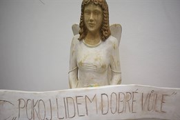 Radniční galerii zaplnily betlémy od pětice řezbářů