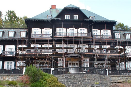 Policie stíhá pracovnici lázní v Karlově Studánce kvůli zakázce na opravu jednoho z domů