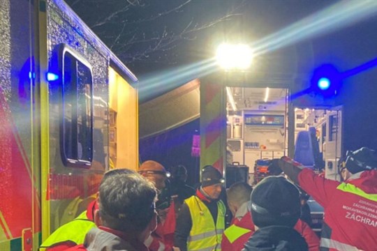 Noční požár neobydleného domu v Třinci, hasiči z hořícího objektu vynesli muže v kritickém stavu