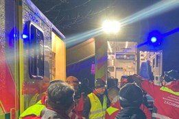 Noční požár neobydleného domu v Třinci, hasiči z hořícího objektu vynesli muže v kritickém stavu