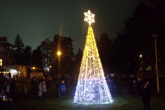 Vztahy na Baťově utužuje každoroční rozsvícení stromu