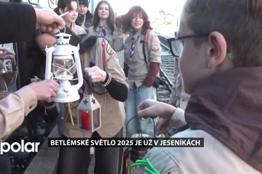 Do Jeseníků dorazilo letošní Betlémské světlo, do Bruntálu ho přivezli skauti z Brna