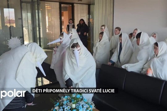 Děti z Palkovic připomněly tradici svaté Lucie a vymetly od zla nejen školu, ale i radnici
