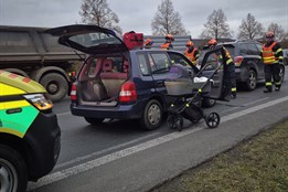 Na silnici I/49 ve Zlíně se srazila tři vozidla. Zranil se jeden dospělý a dvě děti