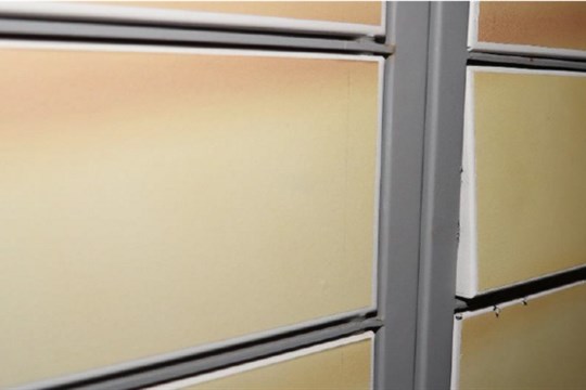 Zdrogovaní se chtěli vloupat nožem do zásilkových boxů. Způsobili škodu za 23 tisíc