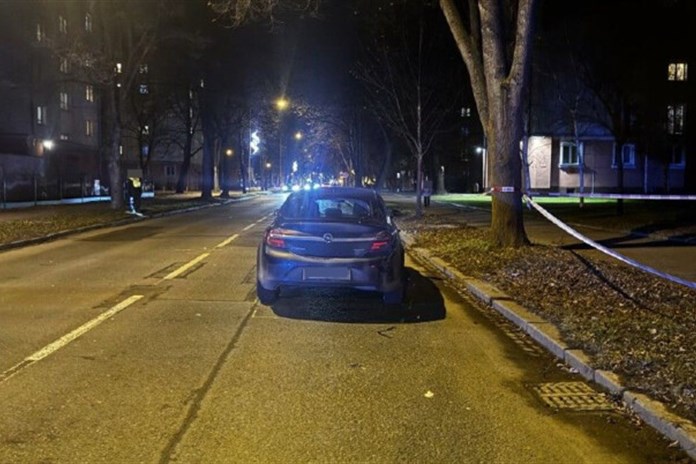 Seniorka přecházela mimo přechod a srazilo ji auto. Zemřela v nemocnici