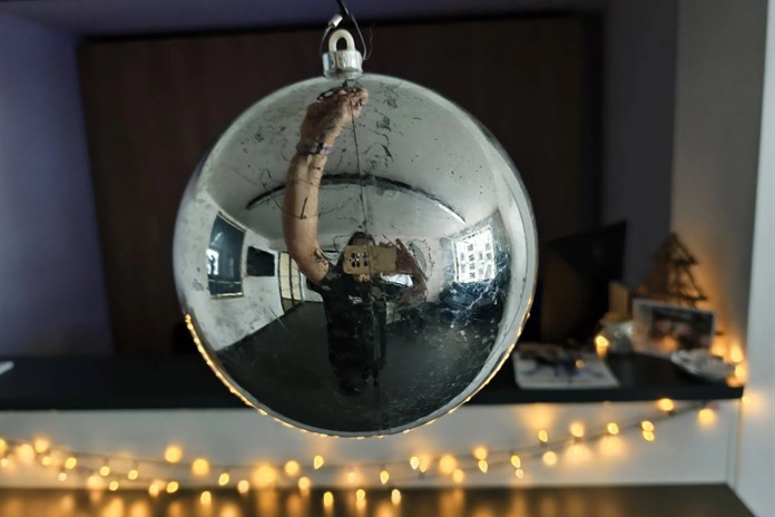 Dva opilci kradli na náměstí v Kroměříži ozdoby z vánočního stromu