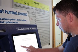 Platební automat rozšířil možnosti hrazení poplatků v Hodoníně