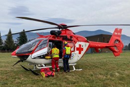 Muž se zranil na horách. Záchranáři kvůli silnému větru museli přistát na vrcholu Lysé hory