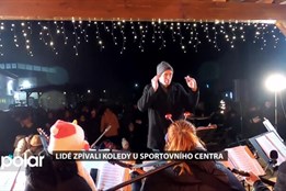 Lidé zpívali koledy s tamburaši u sportovního centra