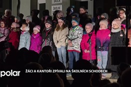 Žáci a kantoři z Palkovic si společně zazpívali vánoční písně na školních schodech
