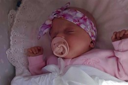 Když radost střídá bolest: NADACE AGEL pomohla zdravotní sestřičce a její dceři