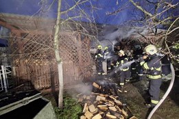 Palivové dřevo u udírny výrazně zvyšuje riziko požáru