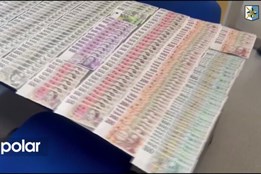 Únik na dani za šest milionů. Žena prodávala nekolkované cigarety ve své prodejně