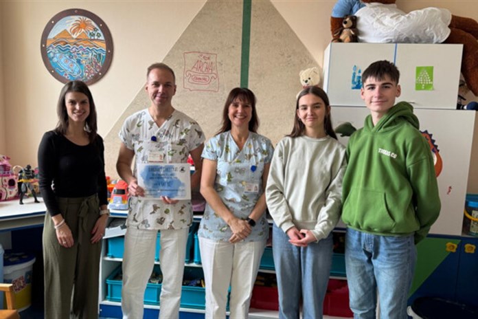 Žáci uspořádali dobročinnou sbírku a výtěžek věnovali dětskému oddělení Slezské nemocnice