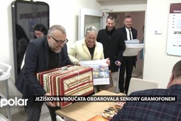 Senioři dostali od Ježíškových vnoučat gramofon