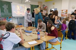 Vánoční dílničky každoročně stmelují celou školu