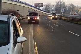 Ranní nehoda na Mariánskohorské: policie hledá svědky vážného střetu s chodkyní