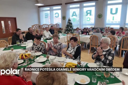 Radnice potěšila osamělé seniory vánočním obědem