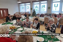 Radnice potěšila osamělé seniory vánočním obědem