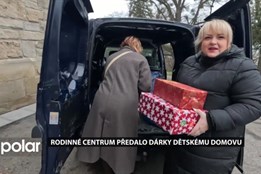 Rodinné centrum shromáždilo přes stovku dárků, předalo je i dětskému domovu