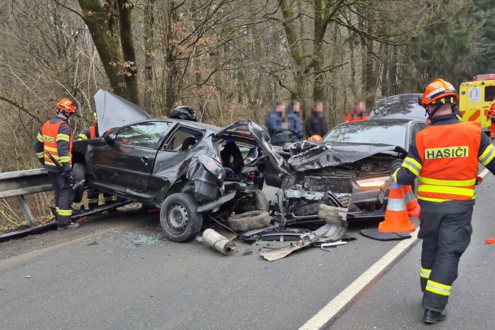 Hrozivě vypadající nehoda tří vozidel u Velíkové si vyžádala několik zraněných