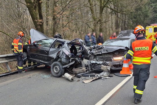 Hrozivě vypadající nehoda tří vozidel u Velíkové si vyžádala několik zraněných