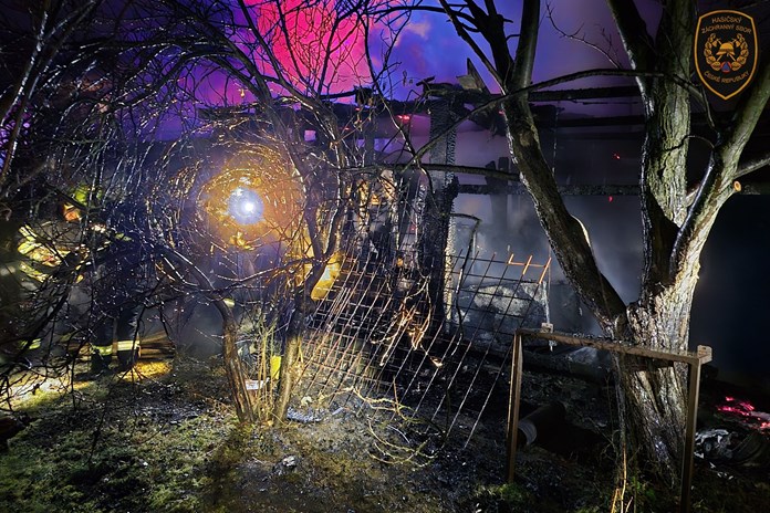 V Hutisku-Solanci hořely přístřešky a altán u rodinného domu