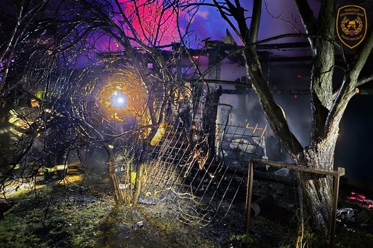 V Hutisku-Solanci hořely přístřešky a altán u rodinného domu