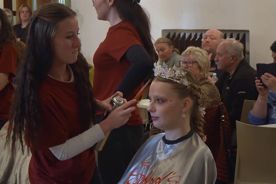 Studentky kadeřnického oboru vytvářely pohádkové účesy 