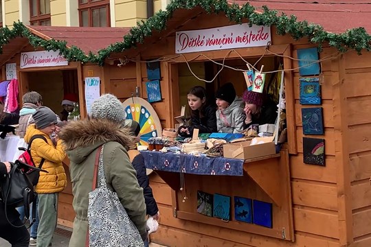 Veselé vánoční hody vyvrcholí na Dolním náměstí zpíváním koled