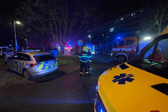 Požár v pátém patře bytového domu v Uherském Hradišti: evakuováno bylo 27 lidí, dva skončili v nemocnici