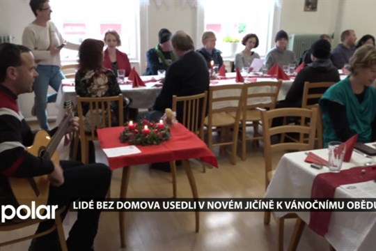 Lidé bez domova usedli v Novém Jičíně k vánočnímu obědu