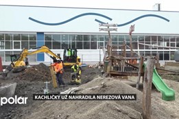 Kachličky už nahradila nerezová vana, ta už je připravena k napuštění
