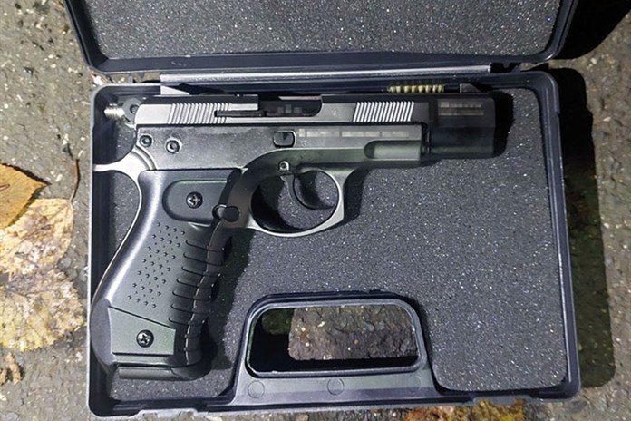 Muž ze Zlínska chtěl na exekutory pustit psy. Pak vytáhl i zbraň