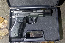 Muž ze Zlínska chtěl na exekutory pustit psy. Pak vytáhl i zbraň