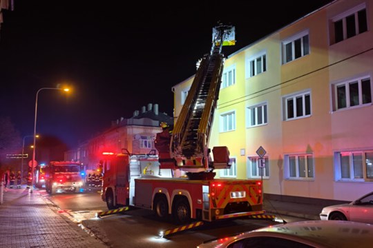 Odpalovali pyrotechniku na střeše, ta začala hořet. Hasiči zachránili majetek za 10 milionů