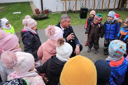 Děti z mateřských škol uvítala vánočně vyzdobená radnice