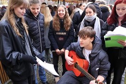 Studenti gymnázia a zdravotnické školy připravili dobročinný jarmark