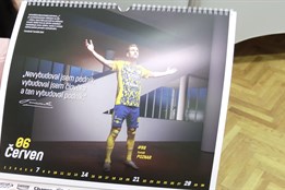 Fotbalisté vzdávají hold Baťovi unikátním kalendářem