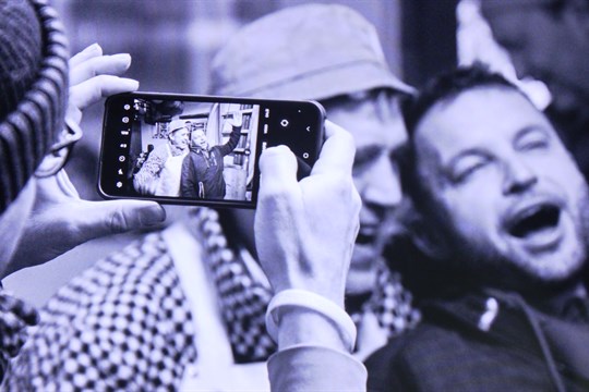 Kurátoři hodnotili snímky na výstavu Ohlédnutí