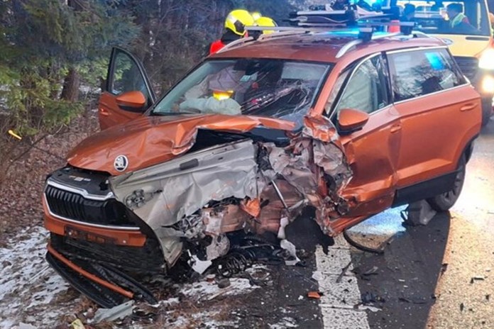 Při čelním střetu škodovky s volvem na Rýmařovsku se zranilo 8 lidí