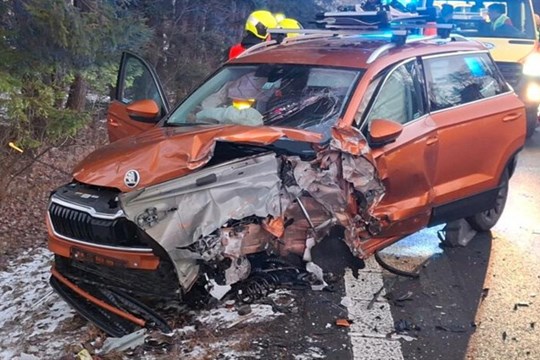 Při čelním střetu škodovky s volvem na Rýmařovsku se zranilo 8 lidí